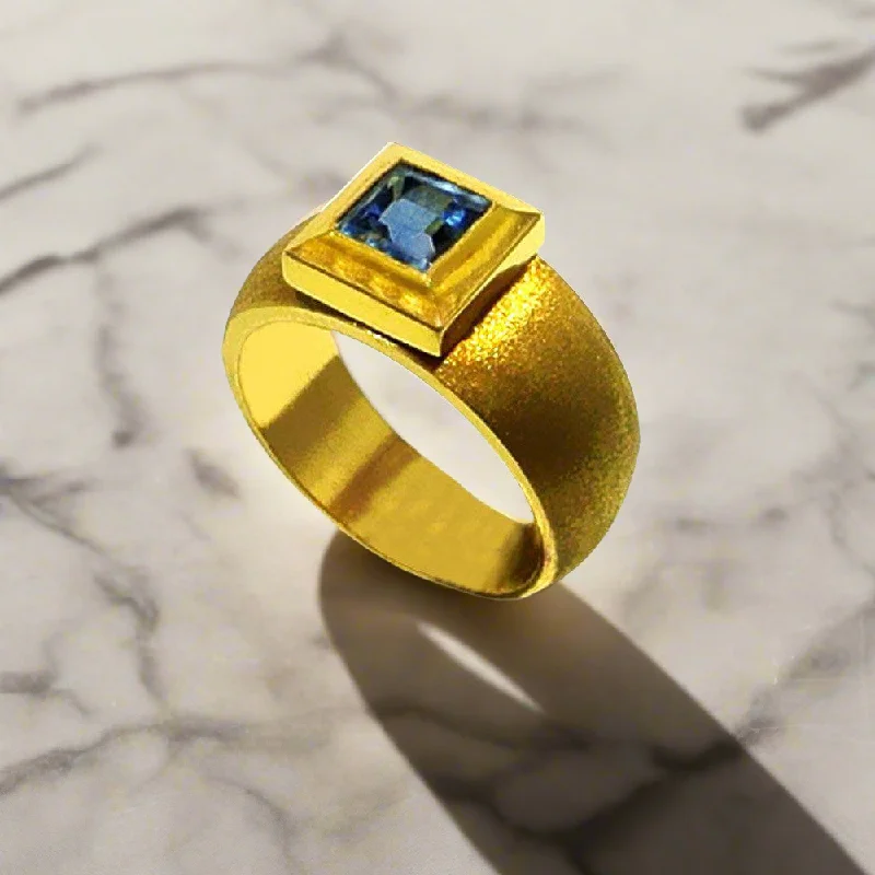 Luxury Diamond Ring for Men-Ring in 18k gold with bleu topaz (B-34)