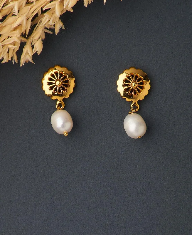 Beautiful Drop Earrings for Elegant Look-Simple Real Pearl Hanging Earring