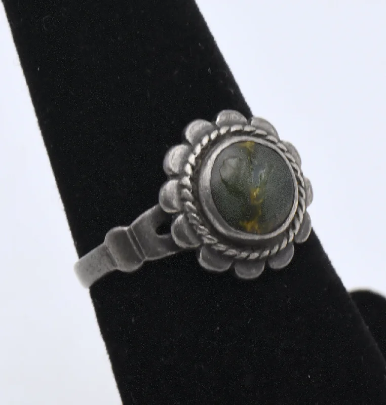 Vintage Diamond Ring for Women-Vintage Sterling Silver Green Stone Ring - Size 6.5 DAMAGED