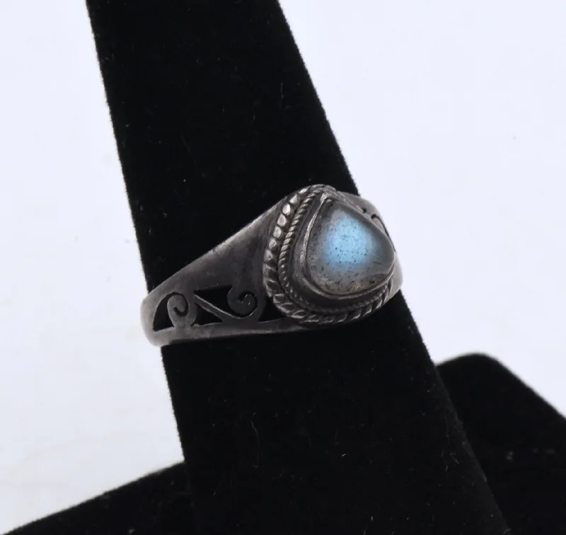 Classic Silver Ring for Casual Wear-Vintage Handmade Labradorite Sterling Silver Ring - Size 7.25