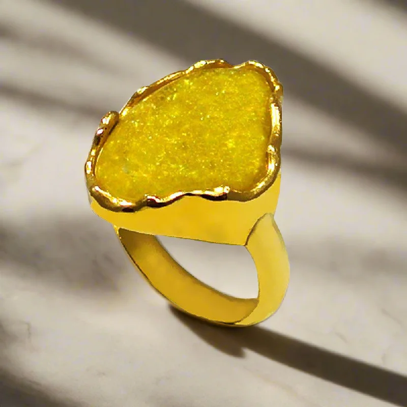 Customizable Gemstone Ring for Engagement-Ring in 18k Gold with a raw Citrine (B-42)