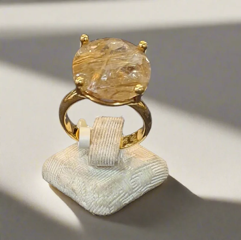 Handcrafted Diamond Ring for Engagement-Ring in 18k gold with a rutile quartz